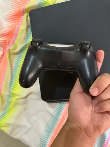 PS4 1 TB em excelente estado, funcionando perfeitamente!