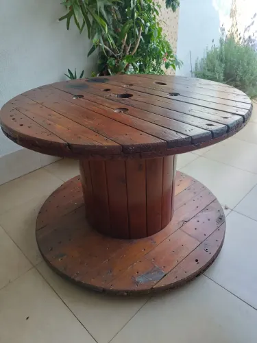 Mesa rústica grande de madeira com rodinhas