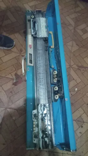 Tipo: Máquina de tricô retilínea doméstica com leito de agulhas e carro de tricô/renda