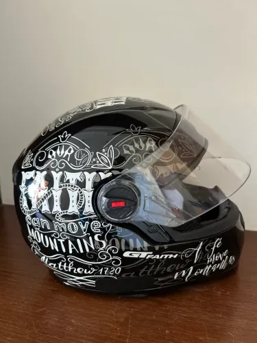 Capacete com viseira extra