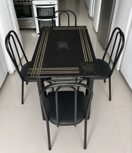 Mesa de pedra com 4 cadeiras