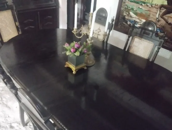 Vendo uma linda mesa com 6 cadeiras antiga 