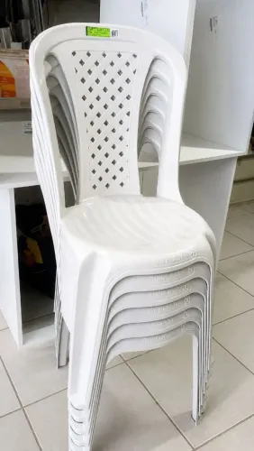 CADEIRA DE PLÁSTICO 