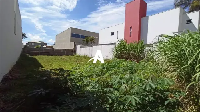 Terreno com 330m² à venda no Santa Mônica