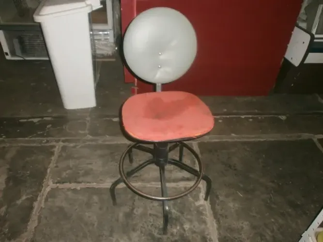 cadeira / banqueta - alta com encosto - para caixa
