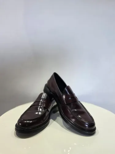 Sapato marca LOUIE em couro legítimo . Numero 38