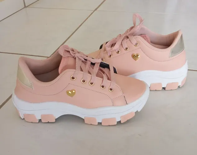 Tênis feminino semi novo com apanas um uso número 34
