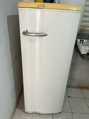 Geladeira 1 Porta com Congelador Interno