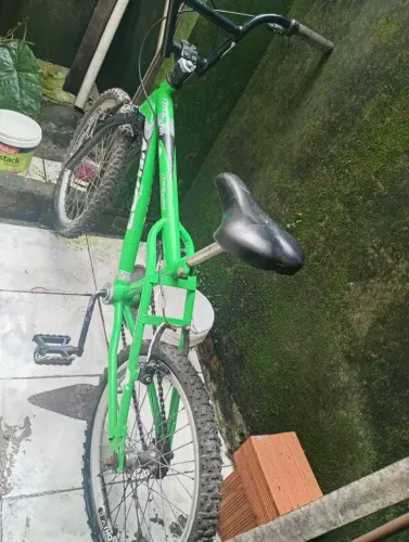Linda bicicleta --só trocar umas peças e pronto R$:200,00 / *