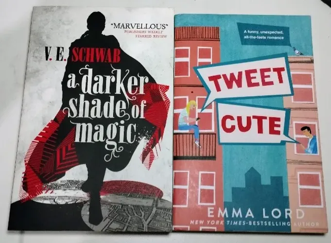 Kit 2 Livros em Inglês (Paperback): A Darker Shade of Magic + Tweet Cute