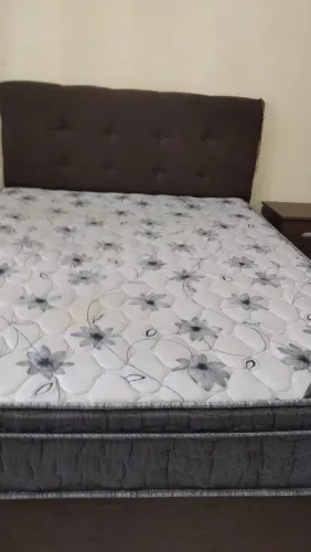 Cama com cabeceira
