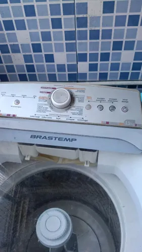 Vendo máquina de lavar usada. Bate bem mas precisa de revisão no enxague e limpeza.