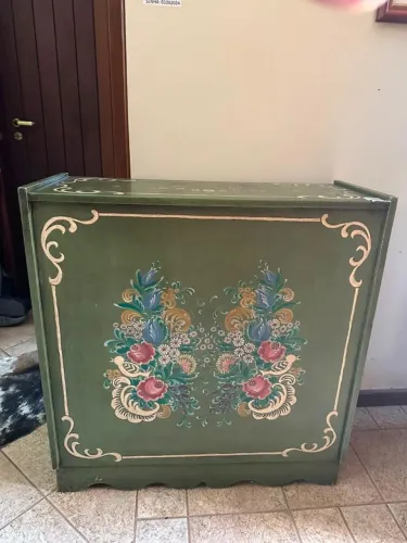 Baú e Aparador de Madeira Vintage - Pintura Floral à Mão (Bauernmalerei)