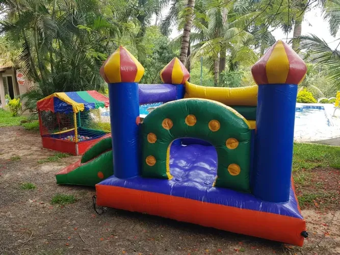 Castelo inflável saída tobogã para locação 