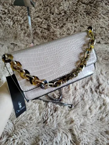 Bolsa na cor bege com duas alcas uma removível