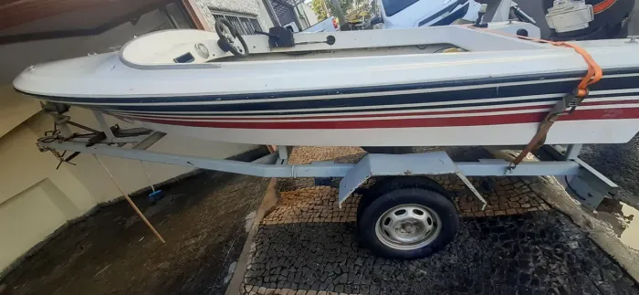Lancha de fibra de vidro em ótimo estado