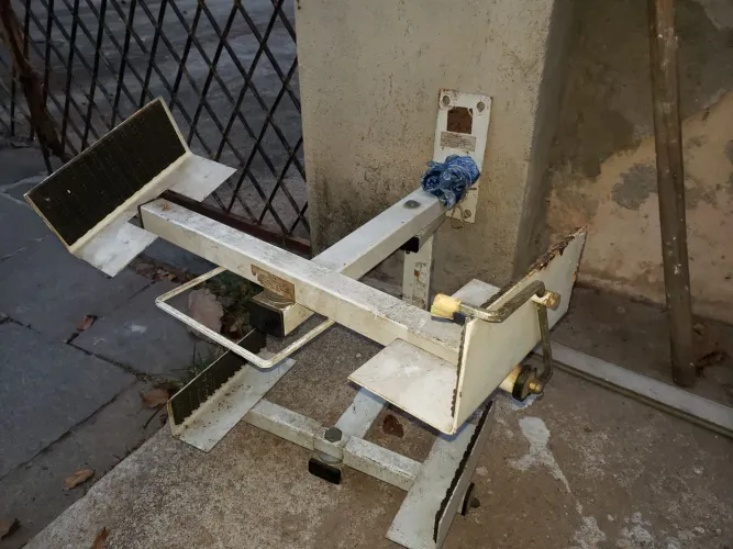 Suporte para TV antiga e vídeo cassete.