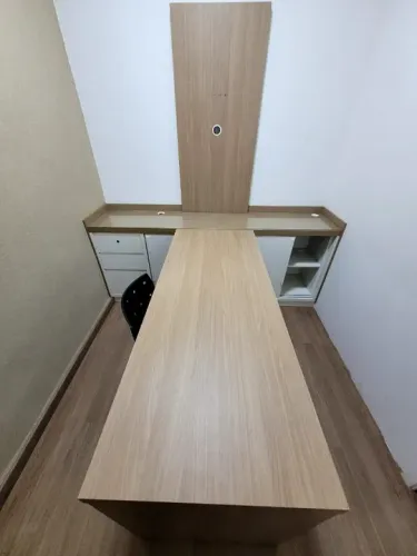 Mesa em T Planejada com bancada de armários + painel amadeirado (Aurora Duratex)
