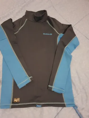 Camiseta infantil tam 10 semi nova proteção Uv50 de surfista