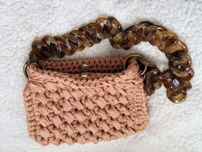 Bolsa de crochê com fio de malha