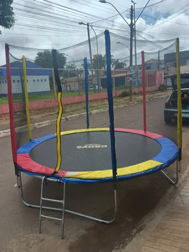 Aluguel de pula-pula e piscina de bolinhas e máquina de algodão doce 