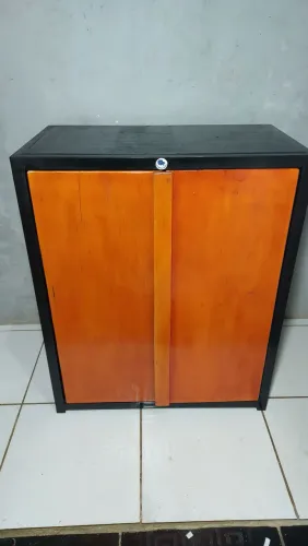 Armário de madeira com portas, ideal p Aquário 