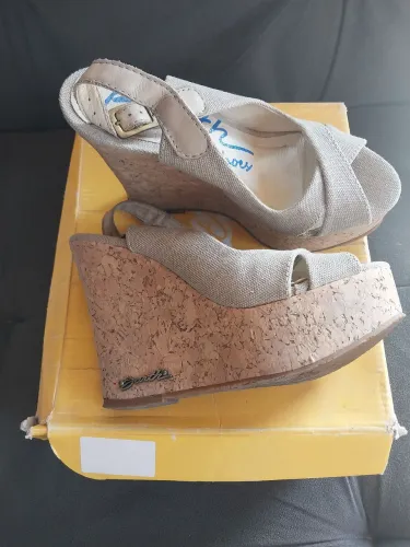 Sandália Anabela Bege - Conforto e Estilo