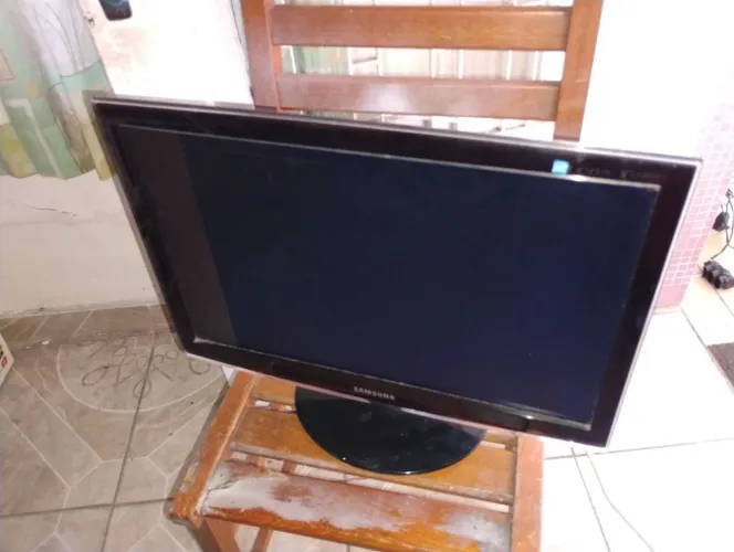 TV Monitor Samsung LCD 22 Polegadas Modelo T220M defeito liga e depois desliga