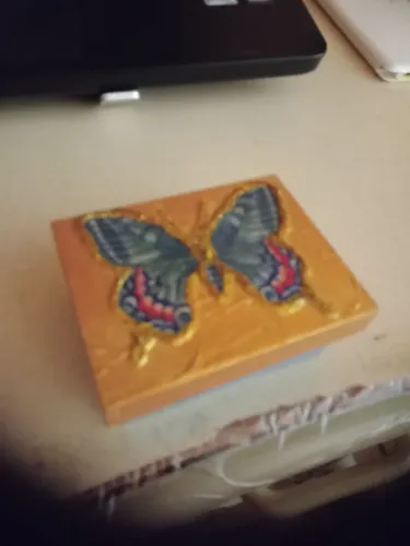 Antiga Caixa de madeira com design alto relevo de uma borboleta