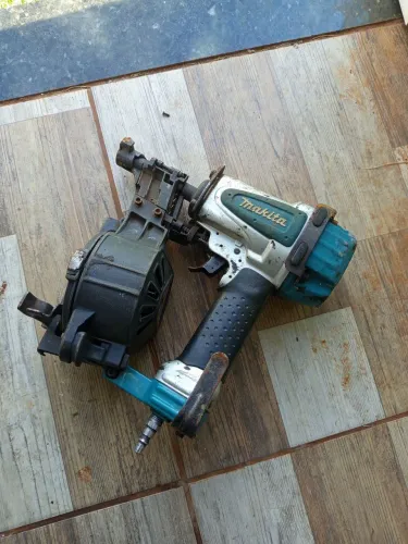 Pregadeira Pneumático Makita Usada vendo ou troco