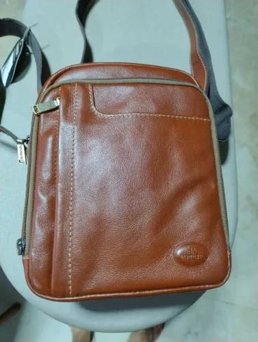 Bolsa masculina Bennesh em couro legítimo 23,5 X 20,5 em duas cores (pinhão e marrom)