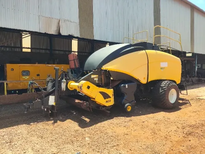 Enfardadeira marca New Holland - Ano 2015.