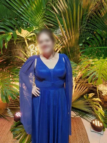 Vestido de festa azul com capa