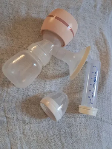 Vendo bomba extratora de leite com bico para encaixar na mamadeira + um potinho de 70ml