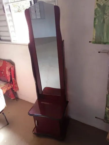 Mesa de Cabeceira com espelho