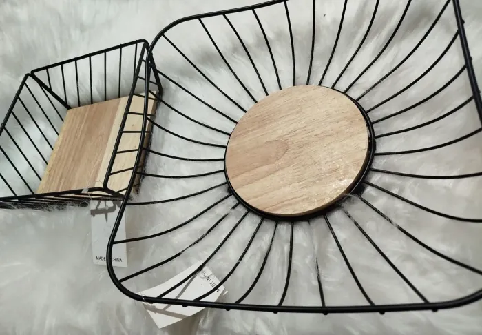 Fruteiras decorativas em metal com fundo de madeira