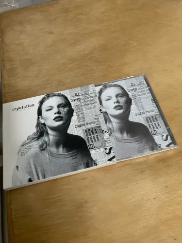 CD original Reputation da Taylor Swift com poster 
