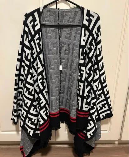 Poncho casaco fendi inspired preto e branco com franjas detalhe vermelha