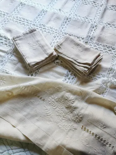 Jogo de mesa europeu puro linho com bordados trazido de Portugal