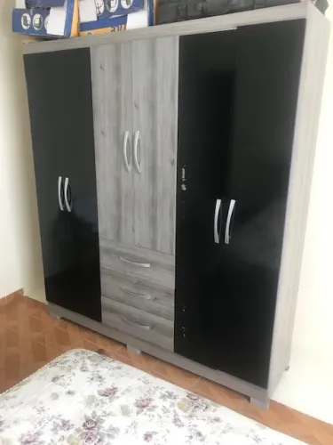 VENDO ARMÁRIO COM 6 PORTAS E 3 GAVETAS DESCONTO 20%