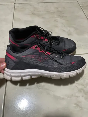 Tênis da marca Bouts feminino tamanho 36