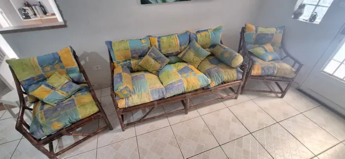 Sofá, mesa de jantar e aparador em bambú