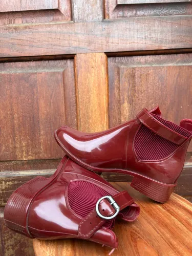 bota impermeável vinho com fivela tamanho 35