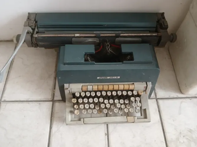 Máquina de Escrever antiga Olivetti