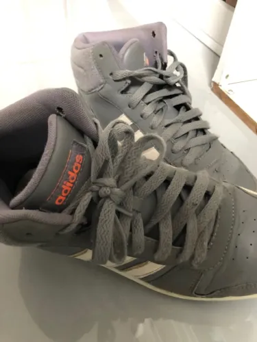 Tênis Adidas Cinza - Conforto e Estilo