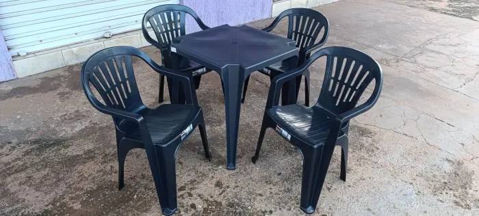 Jogo de mesa e cadeiras plástica cor preta! Capacidade 140 Kg.