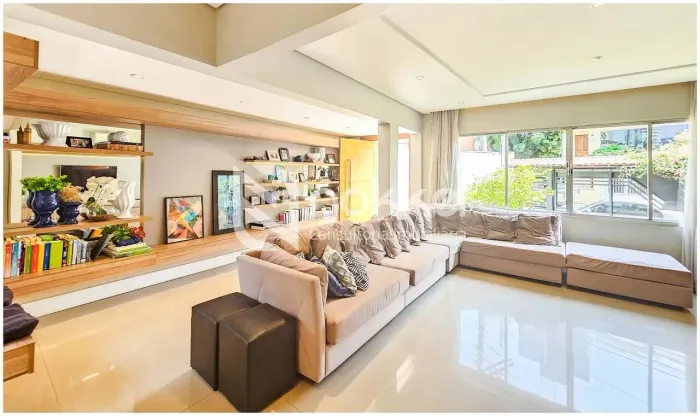 Sobrado com 300 m², 3 quartos sendo 2 suíte à venda no bairro Vila MonumentoSobrado