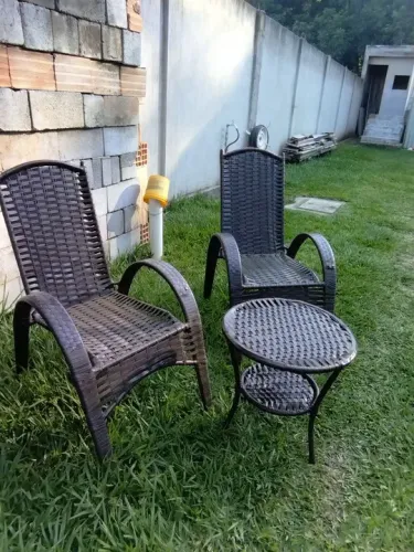 Conjunto de cadeiras e mesa em fibra sintética peças novas em estoque @dicasabh 