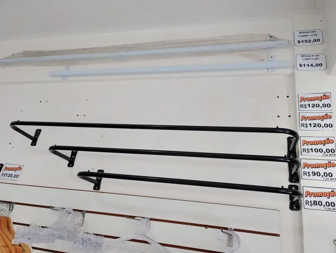 Araras de parede preta a partir de $80,00