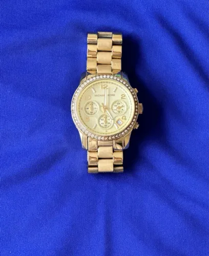05 Relógios (3 Michael Kors e 2 da Guess)